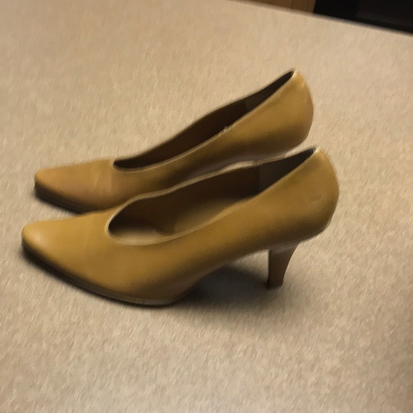 BCBGMAXAZRIA Pumps - Picture 3 of 8